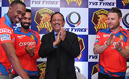 Dwayne Bravo with Dinesh Karthik Maccullam as TVS TYRES and Gujarat Lions celebrate their association in IPL 9
