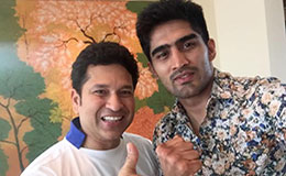 Sachin Tendulkar posing for a selfie with Vijender Singh