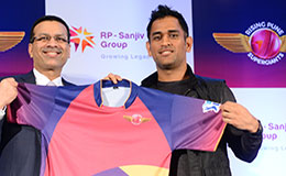 Sanjiv Goenka Owner Rising Pune SuperGiants and Captain M S Dhoni unveil the Team Jersey