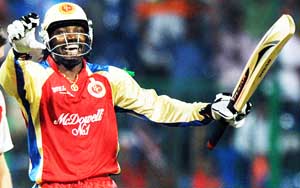 Gayle-de Villiers partnership destroy Kings XI