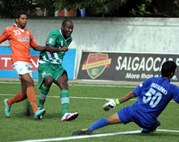 action-from-the-match-between-Salgaocar-and-Sporting-Clubde-De-Goa.