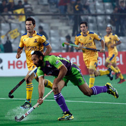 Sardar-Singh-and-Jamie-Dywer-in-Delhi-Waveriders-and-Punjab-Warriors