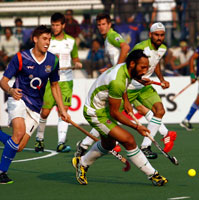 Sardar-Singh-in-action-along-with-his-team-mates
