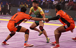 Amit Hooda Patna Pirates during a raid in the U Mumba den