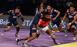 Bajirao Hodage of Bengal Warriors gets Kashiling Adake of Dabang Delhi in Match 18 of Pro Kabaddi Lague