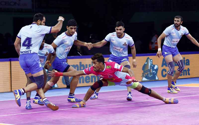 Jaipur Pink Panthers Nilesh Salunke raids against Tamil Thalaivas