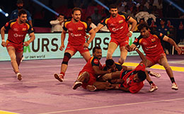 Kashiling Adake Dabang Delhi attempts to reach the mid way line