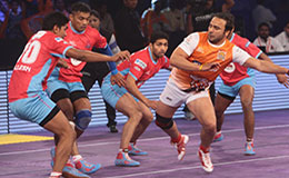 Manjeet Chhillar on the prowl against Jaipur Pink Panthers in match 24 of the Star Sports Pro Kabaddi season 3