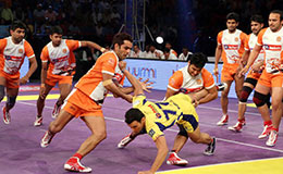 Meraj Sheykh of Telugu Titans is taken out by the Puneri Paltan defense in star sports Pro Kabaddi season 3