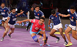 Rajesh Narwal of Jaipur Pink Panthers attempts a touch against Dabang Delhi