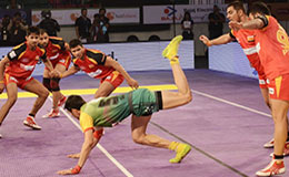 Rohit Kumar of Patna Pirates trying the scorpion kick against Bengaluru Bulls