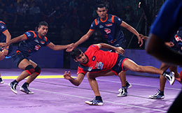 Sandeep Tomar Dabang Delhi extends a foot into the Bengal Warriors den