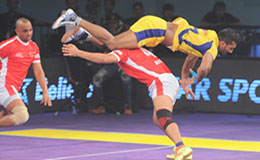 Sukesh Hegde of Telugu Titans attempts a bajrang jump over Amit Singh Chillar of Dabang Delhi in Star Sports Pro Kabaddi season 3