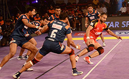 Surjeet Narwal Bengaluru Bulls captain in action against Bengal Warriors in Star Sports Pro Kabaddi Season 3