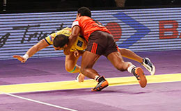U Mumba defender Jeeva Kumar tackles Rahul Chaudhari of Telugu Titans in star sports Kabaddi season 3