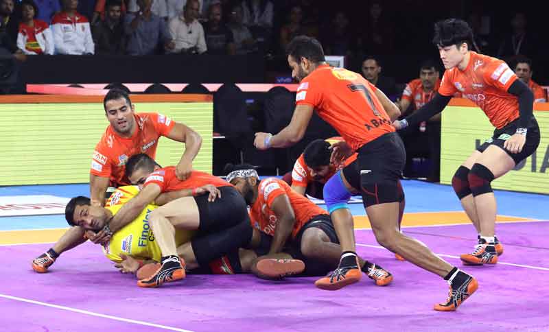 U Mumbas tackle against Gujarat Fortunegiants