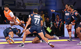 Yogesh Hooda of Puneri Paltan makes a fine picture while attempting the 'jump' over a Bengal Warriors defender as no.77 Nitin Tomar watches on, in match 15 of the Star Sports Pro Kabaddi season 3