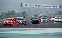 Karthik-Tharani-leading-the-pack-of-drivers-at-the-start-of-Race-3