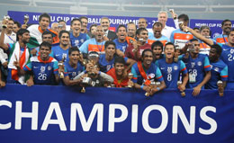 Indian-Team-after-winning-the-Nehru-Cup