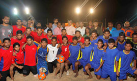 Kasargod-Kerala-and-Goa-United-team-members-pose-with-Goa-Chief-Minister-Manohar-Parrikar-during-the-finals-of-the-Barefoot-2013-a-beach-soccer-tournament