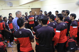 Koevermans-speaks-to-his-boys-in-the-Dressing-Room