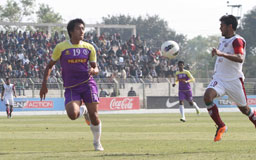 Syed-Rahim-Nabi-right-in-action-against-Prayag-United.
