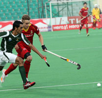 Abbas-Tasawar-of-PAK-in-action-against-BEL-in-thier-Hero-Hockey-Junior-World-Cup-2013-on-10th-Dec-2013-at-Delhi