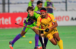 Birendra Lakra in action agaisnt Delhi Waveriders in HIL 2015 1