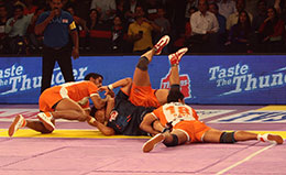 Jang Kun Lee Bengal Warriors tackled by the Puneri Paltan defence