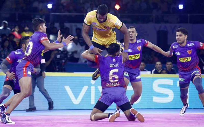 Siddharth Desai jumps over the defence of Dabang Delhi KC