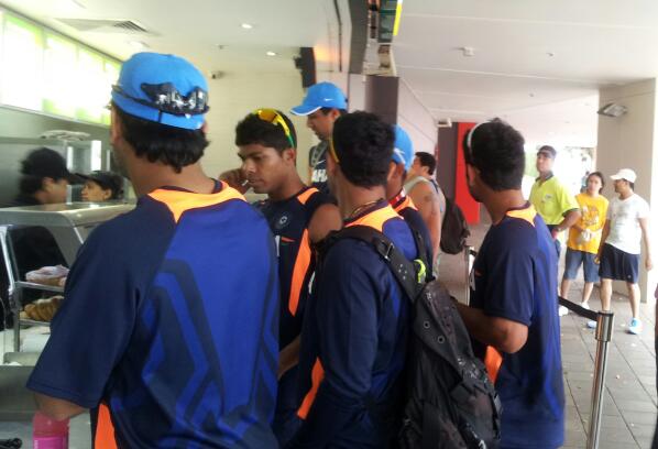 MS Dhoni, Virat Kohli and Umesh Yadav at lunch time