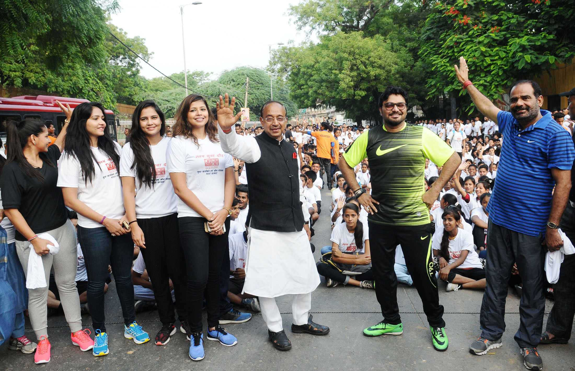 Basketball-playing Singh sisters with Vijay Goel and Babul Supriyo at the flag-off of the 8th Slum Yuva Daud in New Delhi