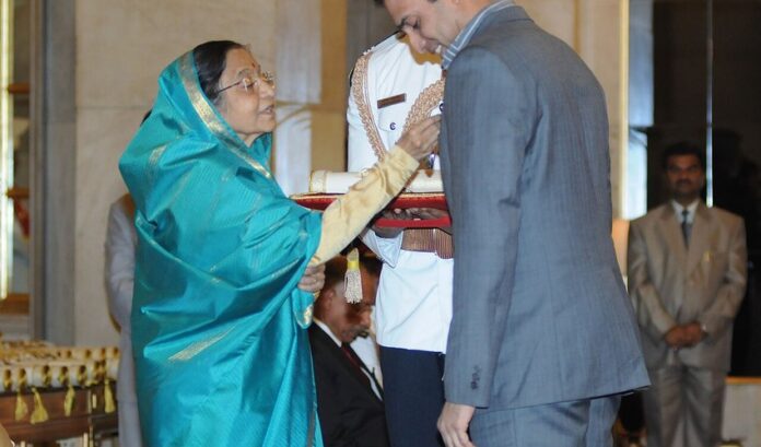 VVS Laxman receives the Padma Shri from President Pratibha Patil VVS Laxman receiving the Padma Shri from President Pratibha Patil at Rashtrapati Bhavan in March 2011