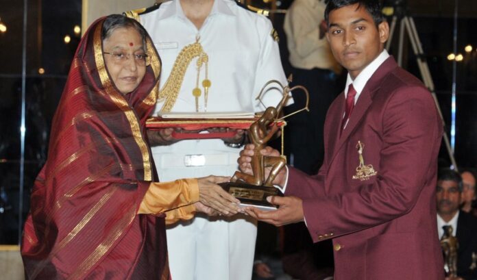 President Pratibha Patil presents the Arjuna Award to weightlifter Katulu Ravi Kumar at Rashtrapati Bhavan in 2011